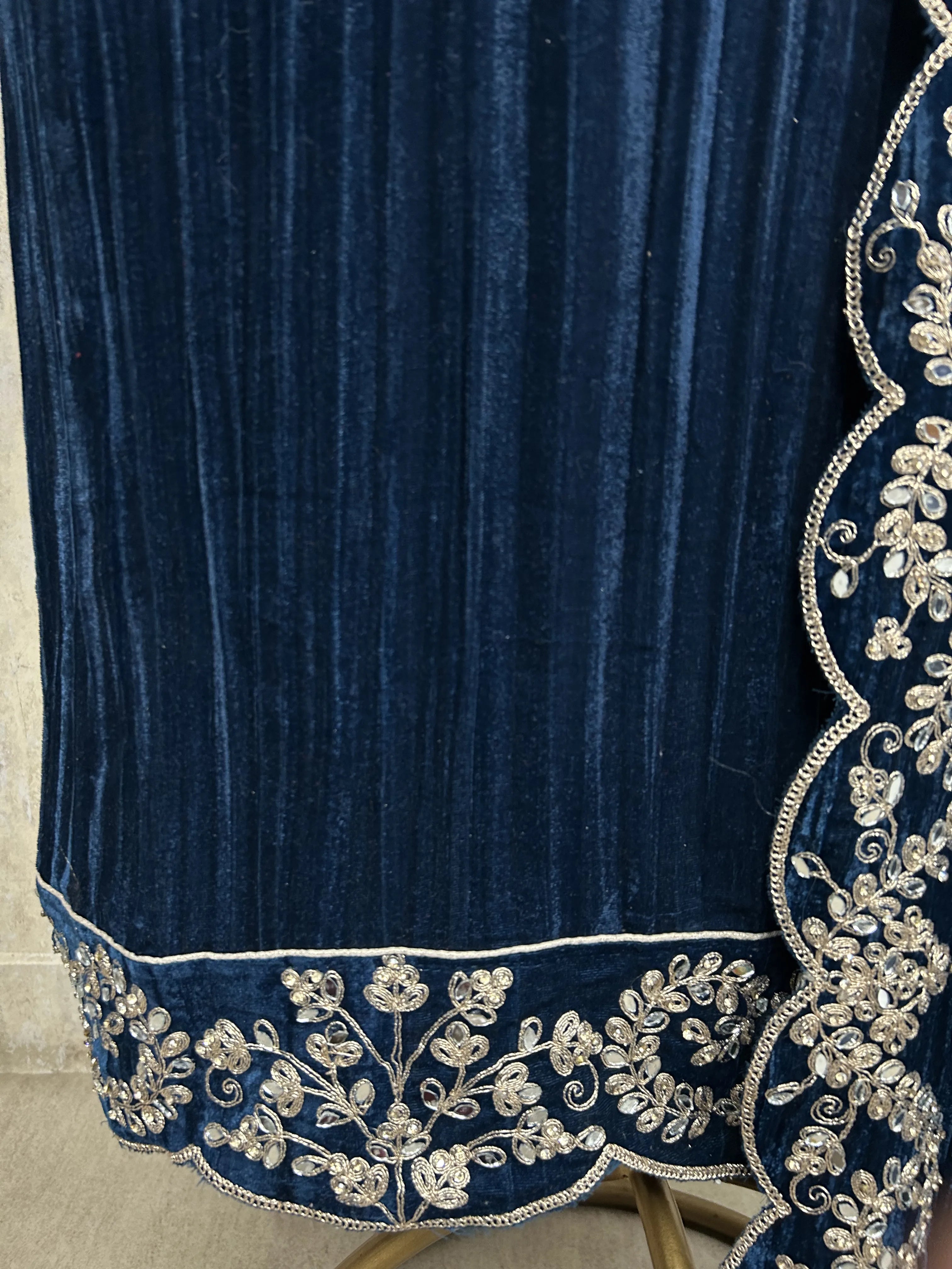 Velvet Unstitched suit with Mirror & Zari Work