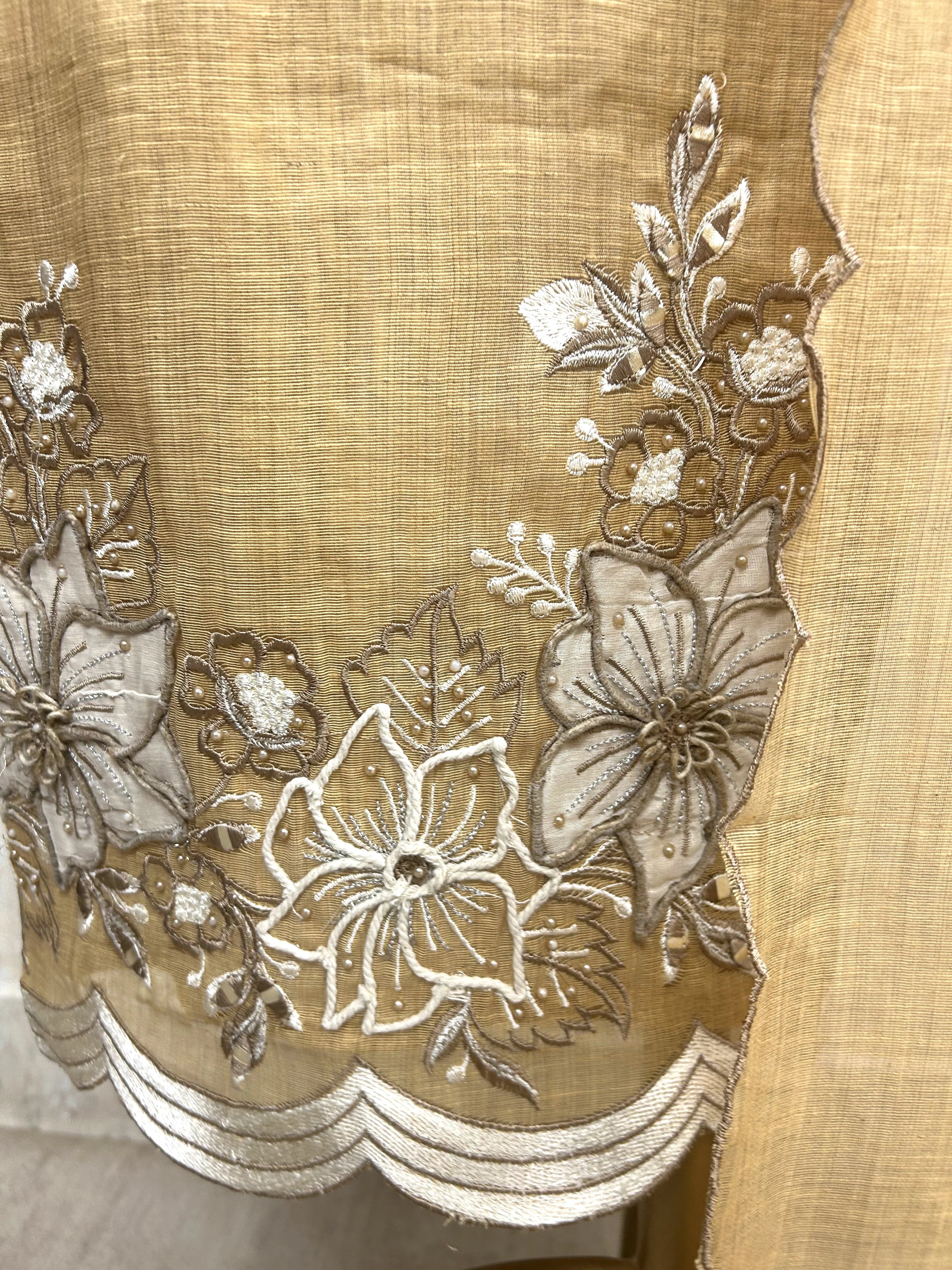 Linen Unstitched Suit Set With Applique Work