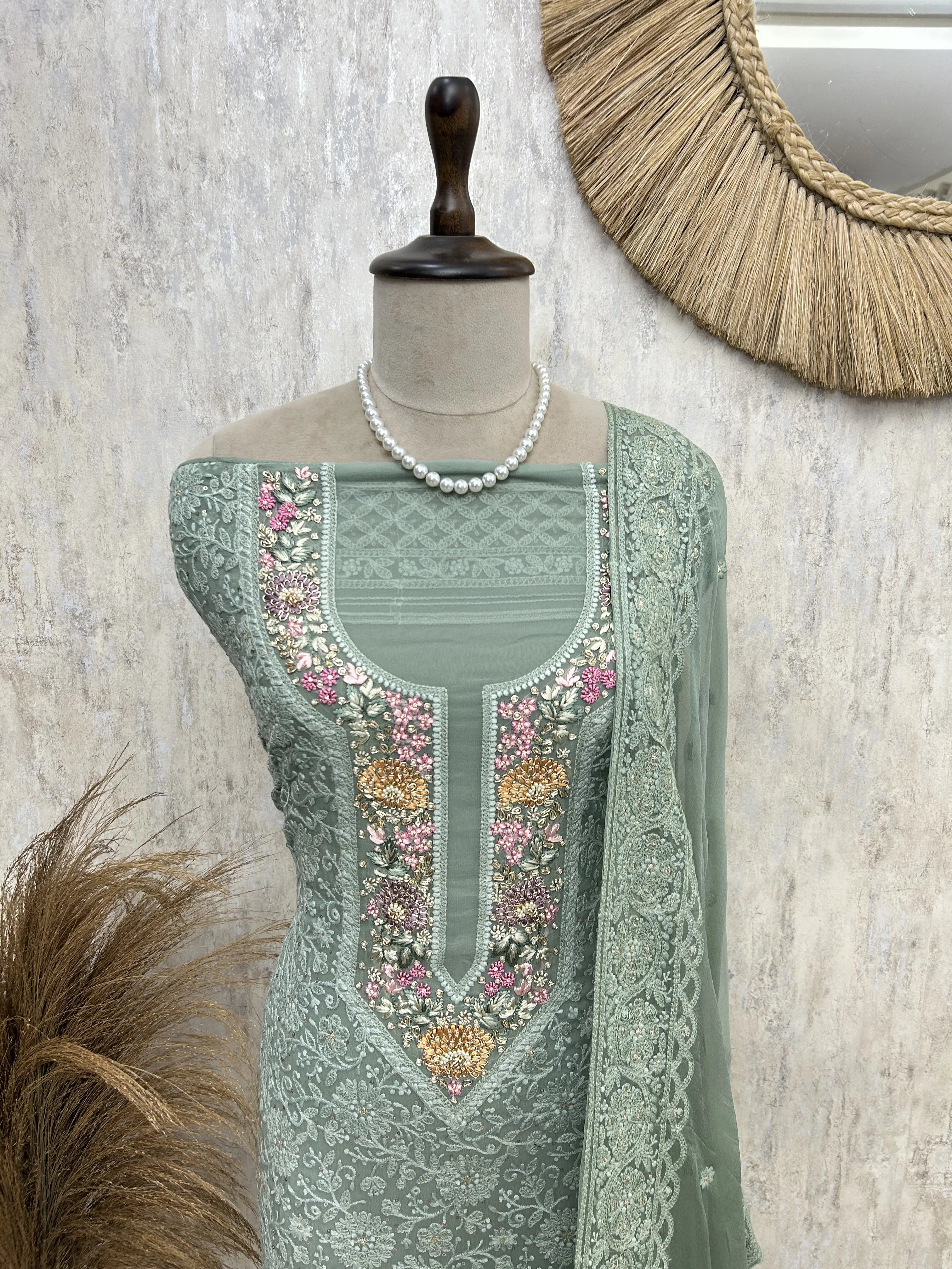 Graceful Lucknowis Unstiched Suit