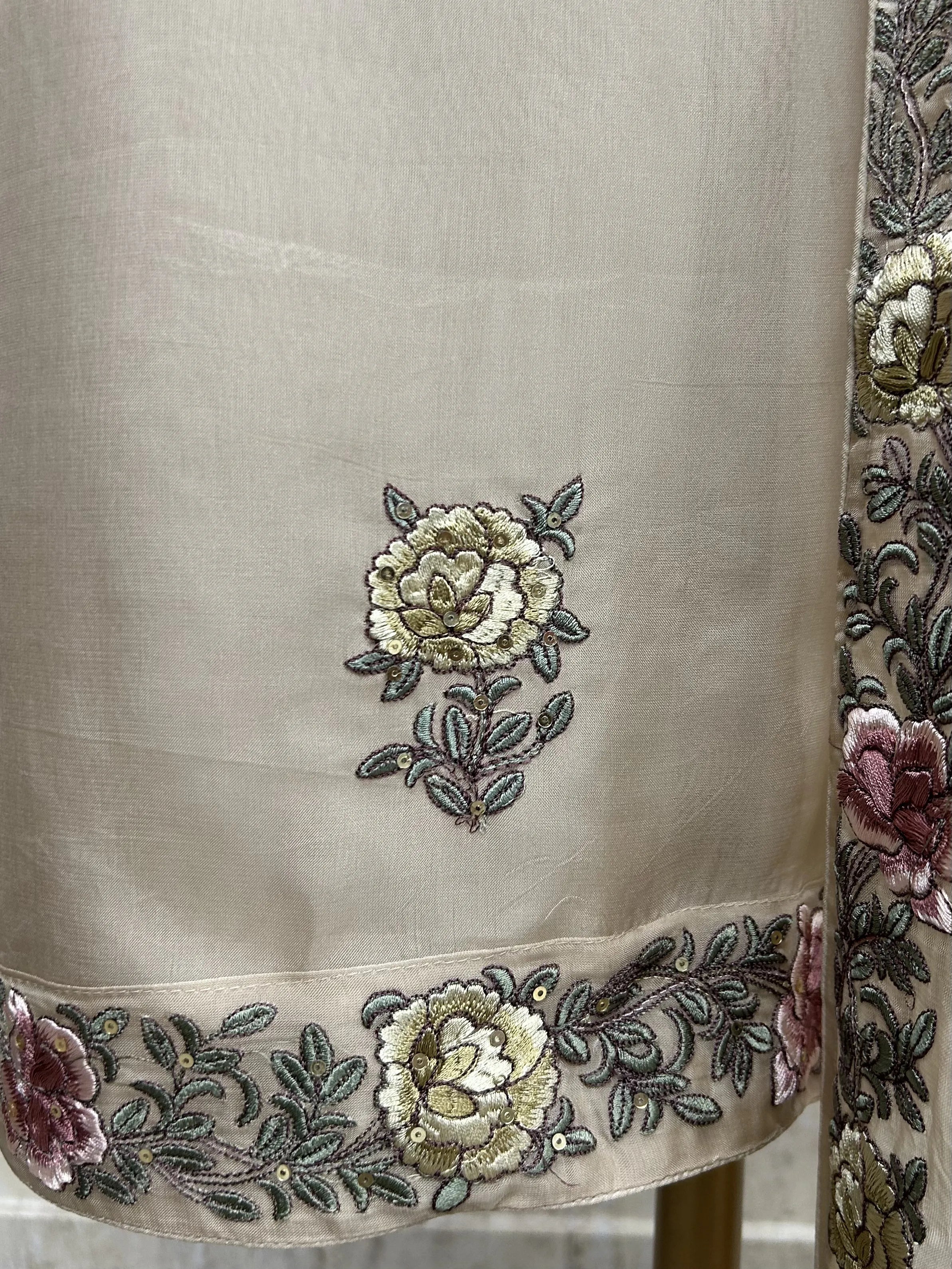 Unstitched Organza Suit Set Featuring Thread Embroidery